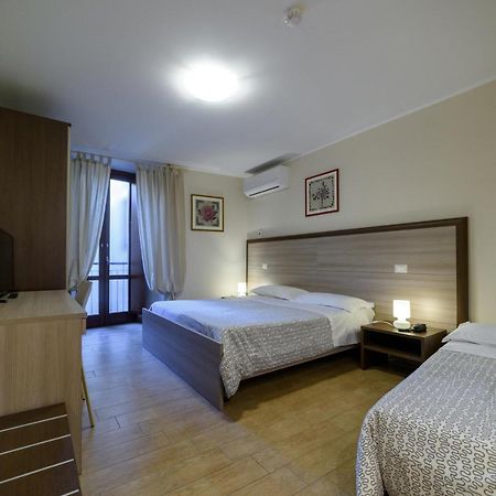 טודי Flora Hotel מראה חיצוני תמונה