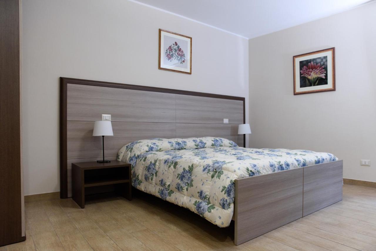 טודי Flora Hotel מראה חיצוני תמונה